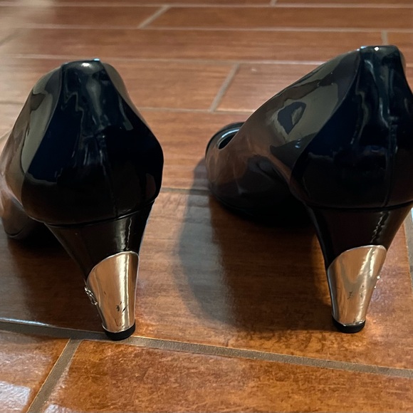 Chanel Black and Gray Heels with Sophisticated Two-Tone Design - Picture 5 of 12